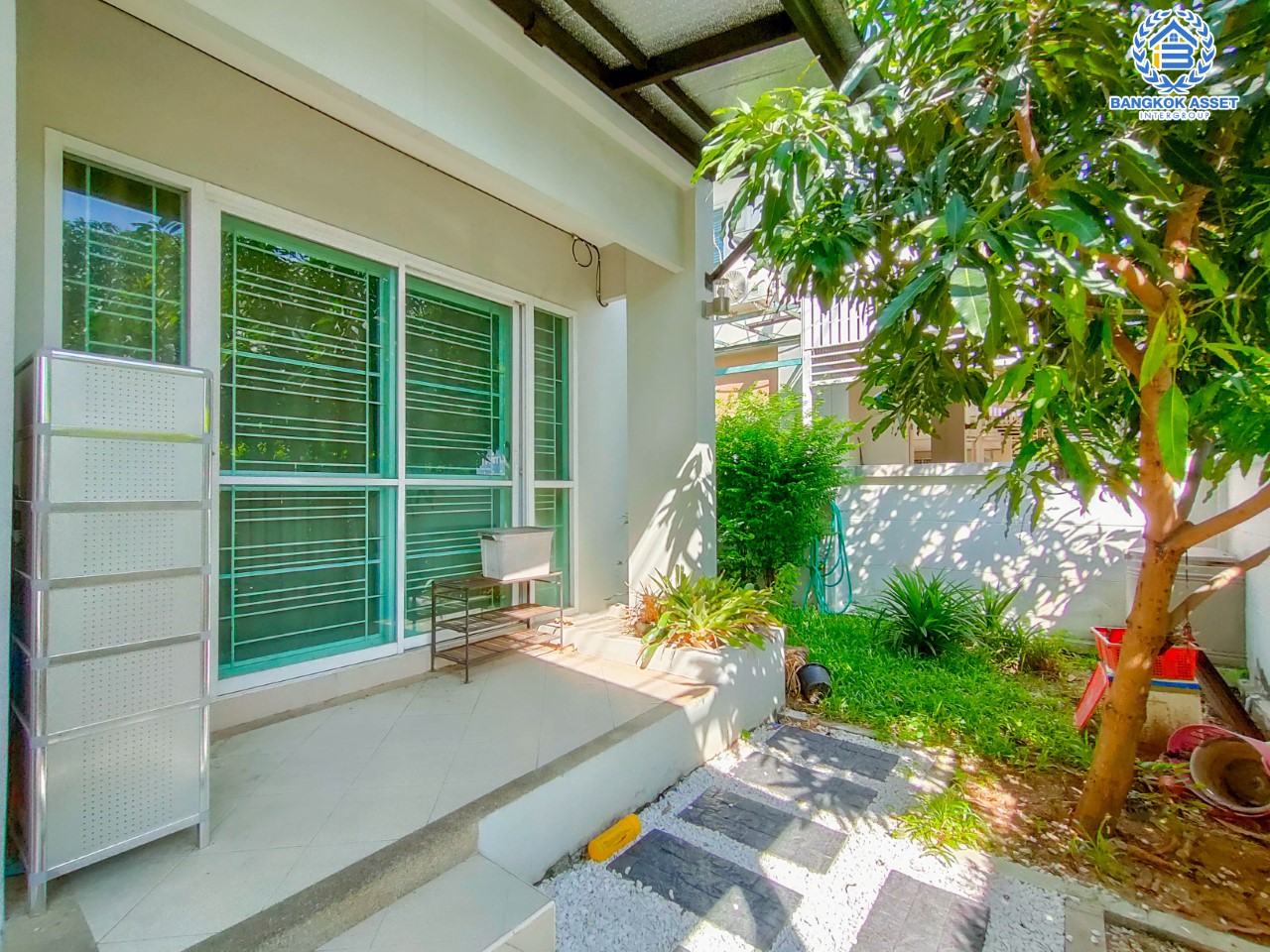 บ้านมือสองนนทบุรี ม.กาญจนาลักษณ์ เทพศิรินทร์ เนื้อที่ 41.7 ตร.ว. ฟังก์ชัน 3 ห้องนอน 2 ห้องน้ำ จอดรถได้ 1 คัน บนทำเลเชื่อมต่อถนนกาญจนาภิเษก ใกล้เซ็นทรัลเวสต์เกต ทางด่วน "ศรีรัช" และรถไฟฟ้าสายสีม่วง "สถานีตลาดบางใหญ่"